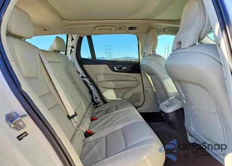 2022 Volvo V60 Cross Country T5 Momentum z USA, uszkodzony, nr VIN YV4102WK0N1085722